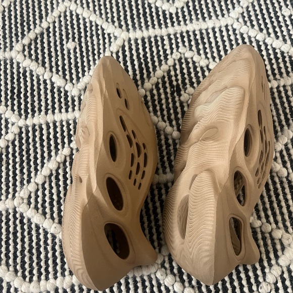 Yeezy foam runners size 5 - Picture 4 of 6